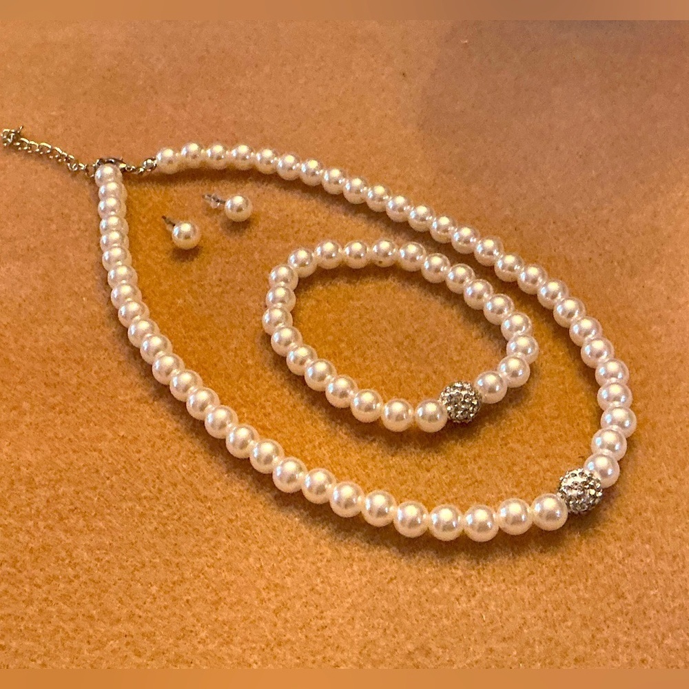 Beautiful set, faux pearls & rhinestones, 18”, 7” & earrings, BN